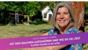 Ich sitze lachend auf einer Wiese. Schon lange bin ich Zigaretten-frei. Fluppen-Tschüss.