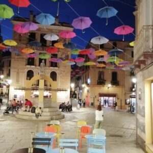 Monatsrückblick September. Eine Altstadt nahe am Meer gelegen, mit bezaubernden Gassen in der Altstadt und Regenschirmen in der Höhe. 