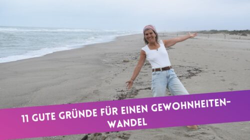 Im Hintzergrund das Meer. Ich, barfuß im Sanbd, mit einer tanzenden Bewegung. Ich lache und bin glücklich.