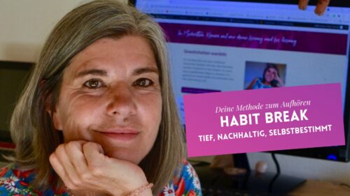 Im Hintergrund ein PC. Ich sitze in meinem Büro. Habit Break ist geboren. Heike Schmidt. Gewohnheiten-wandeln.